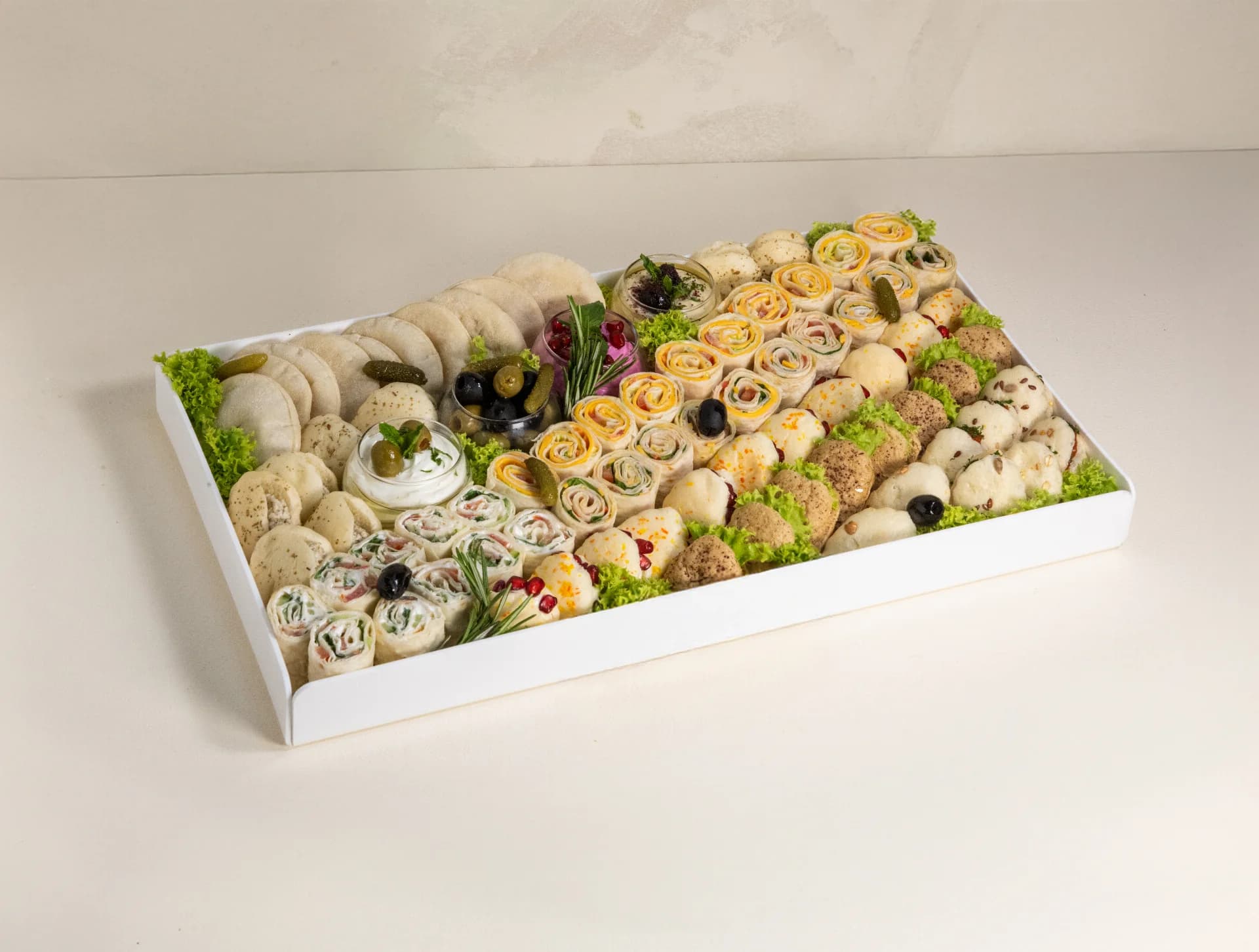 Special Bites Pitta Bread & Wraps Mix 70 Pcs in Acrylic Tray